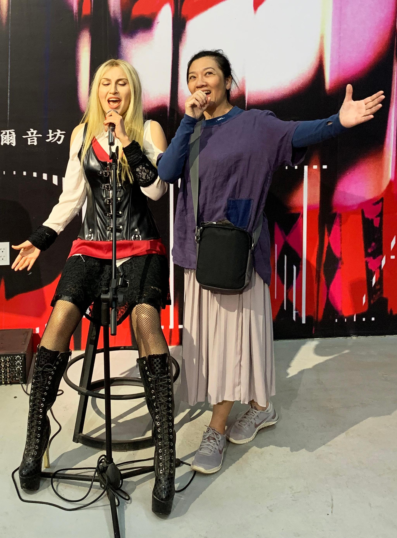 Du khách hào hứng check in bên tượng sáp