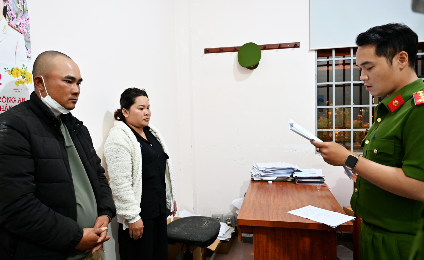 Công an đọc lệnh bắt bị can để tạm giam đối với Đặng Anh Kha và Lương Thị Bích Loan