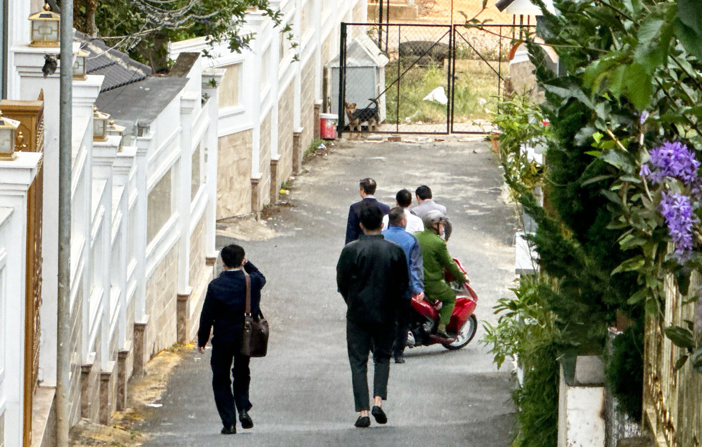 Nhiều lực lượng cùng tham gia việc khám xét Nhiều lực lượng cùng tham gia việc khám xét