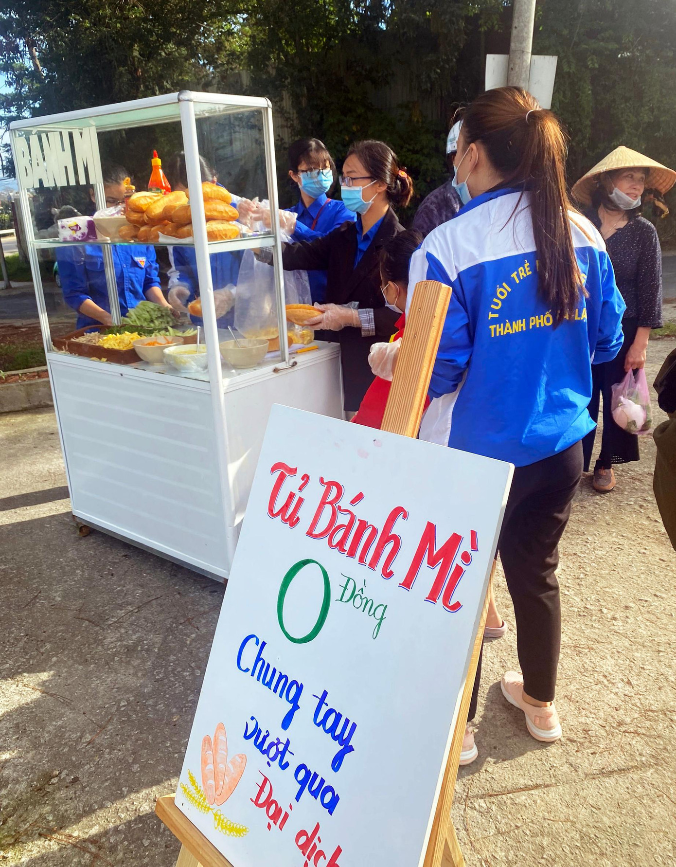 Tủ bánh mì mở bán từ 7 giờ sáng hàng ngày với giá 0 đồng