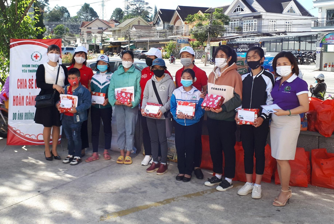 Trao học bổng cho học sinh vượt khó