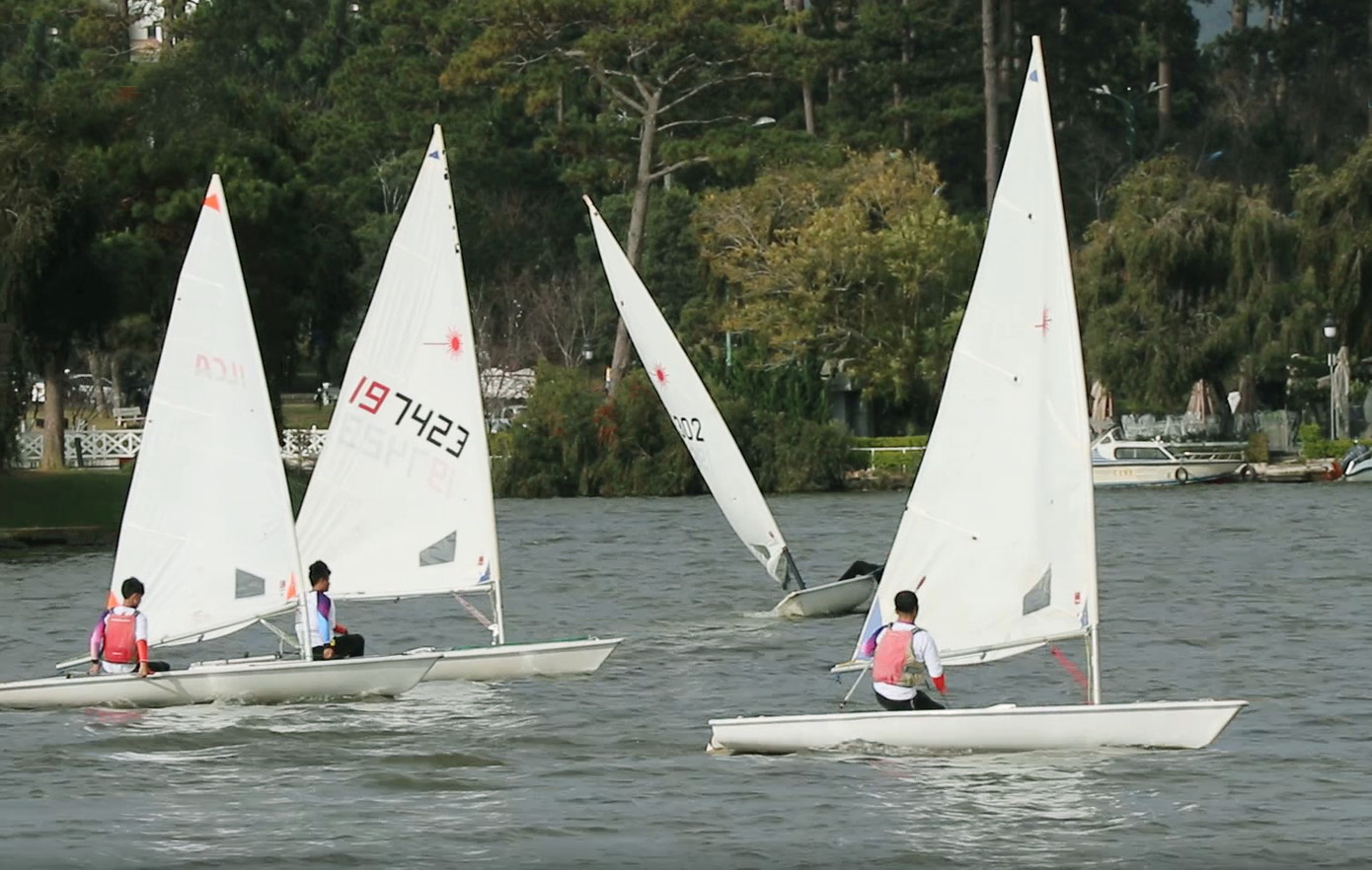 Màn trình diễn lái thuyền buồm trên hồ Xuân Hương, Đà Lạt.