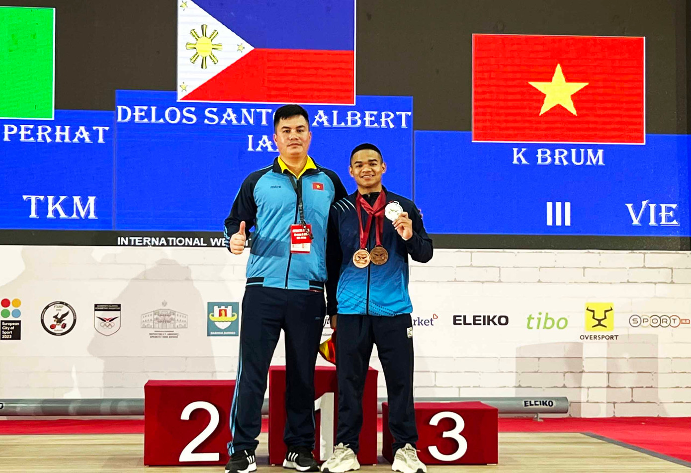 VĐV K&apos;Brum (phải) giành 1 Huy chương bạc và 2 Huy chương đồng