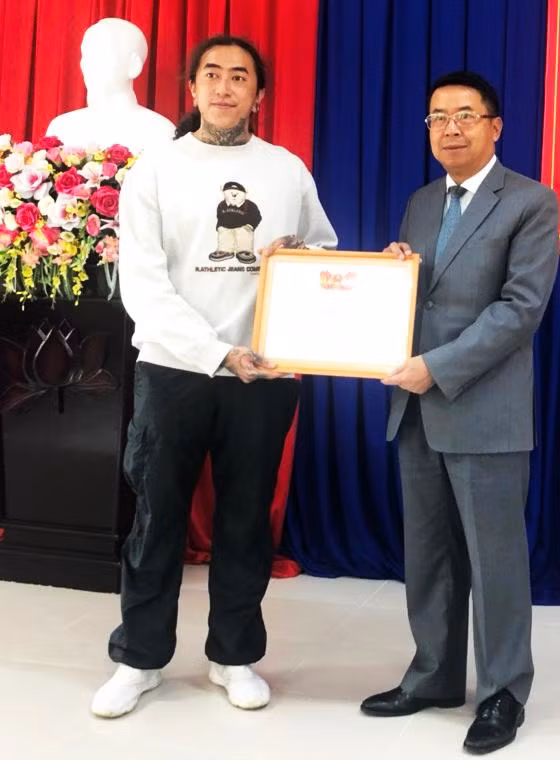 Chủ tịch UBND TP Đà Lạt trao giấy khen cho anh Châu Lê Minh Lân Chủ tịch UBND TP Đà Lạt trao giấy khen cho anh Châu Lê Minh Lân