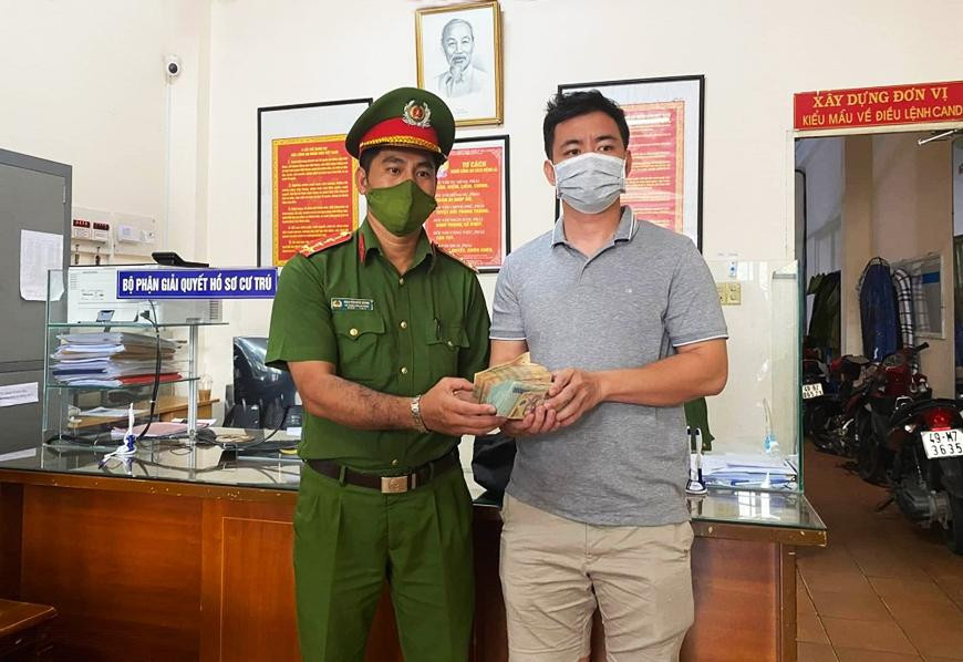 Đại úy Nguyễn Đức Dũng trao trả 300 triệu đồng cho anh Đỗ Quốc Anh Đại úy Nguyễn Đức Dũng trao trả 300 triệu đồng cho anh Đỗ Quốc Anh