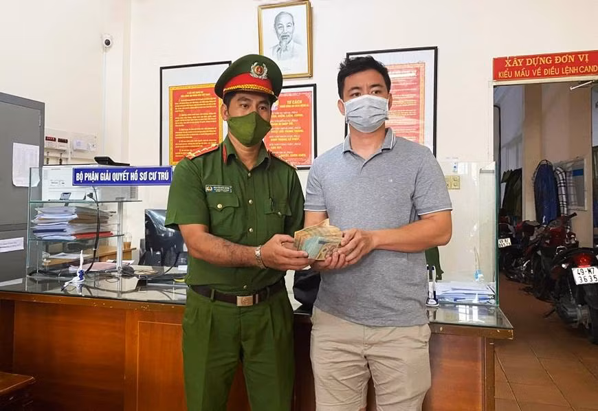 Đại úy Nguyễn Đức Dũng trao trả 300 triệu đồng cho anh Đỗ Quốc Anh Đại úy Nguyễn Đức Dũng trao trả 300 triệu đồng cho anh Đỗ Quốc Anh