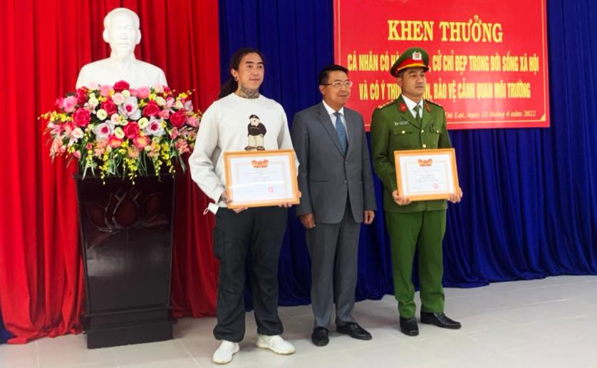 UBND TP Đà Lạt khen thưởng 2 thanh niên có hành động, cử chỉ đẹp UBND TP Đà Lạt khen thưởng 2 thanh niên có hành động, cử chỉ đẹp