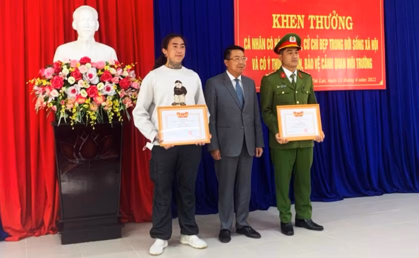 UBND TP Đà Lạt khen thưởng 2 thanh niên có hành động, cử chỉ đẹp UBND TP Đà Lạt khen thưởng 2 thanh niên có hành động, cử chỉ đẹp