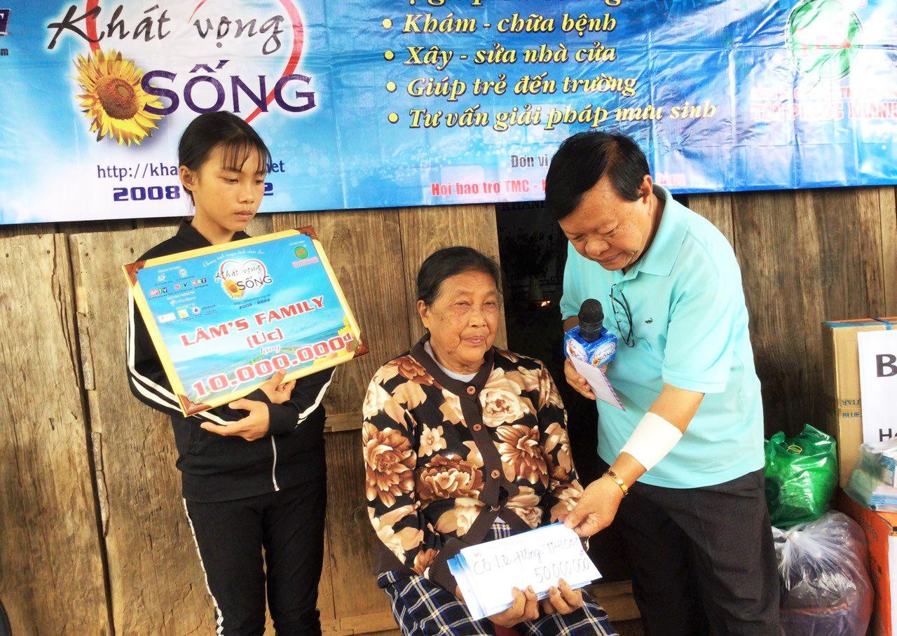 Hỗ trợ gia đình bà Nguyễn Thị Gõ