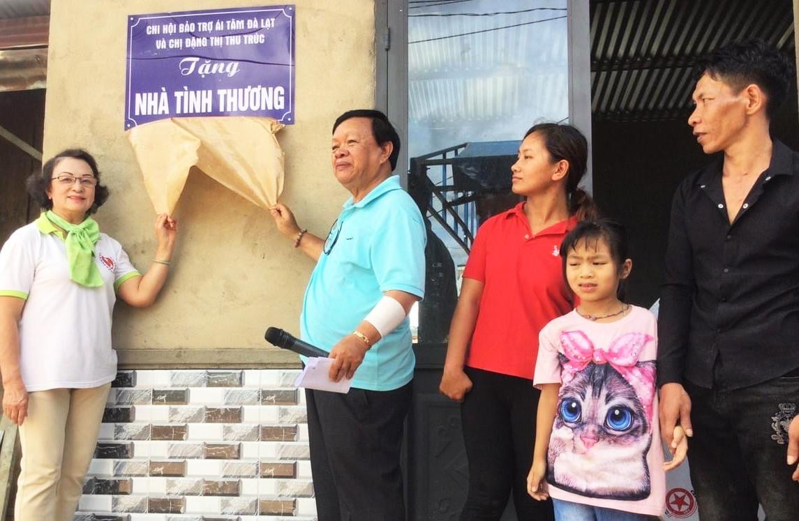 Tặng nhà tình thương cho hộ gia đình có hoàn cảnh khó khăn ở huyện Lâm Hà