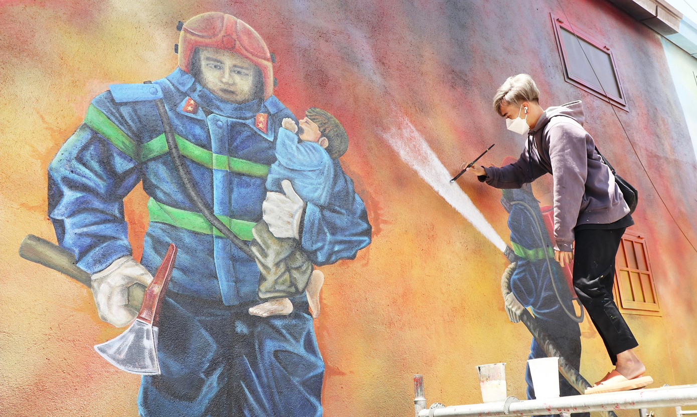 Tranh được vẽ bằng chất liệu sơn nước