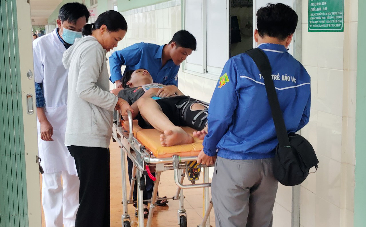 Tuấn Anh được đưa vào phòng thi