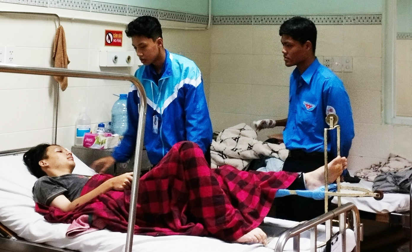 Các cơ quan, đoàn thể đến bệnh viện thăm hỏi, động viên, hỗ trợ Tuấn Anh