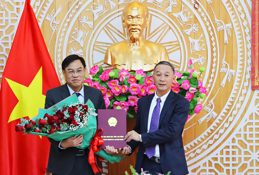 Chủ tịch UBND tỉnh Lâm Đồng trao Quyết định của Thủ tướng cho ông Võ Ngọc Hiệp (bìa trái) Chủ tịch UBND tỉnh Lâm Đồng trao Quyết định của Thủ tướng cho ông Võ Ngọc Hiệp (bìa trái)