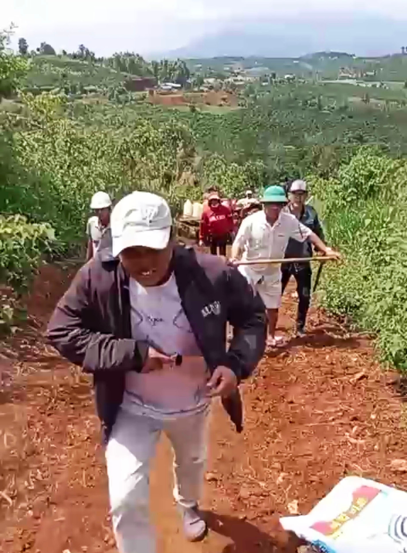 Ông Khải bị nhóm của Hoàn Xuyến rượt đuổi, chém bị thương