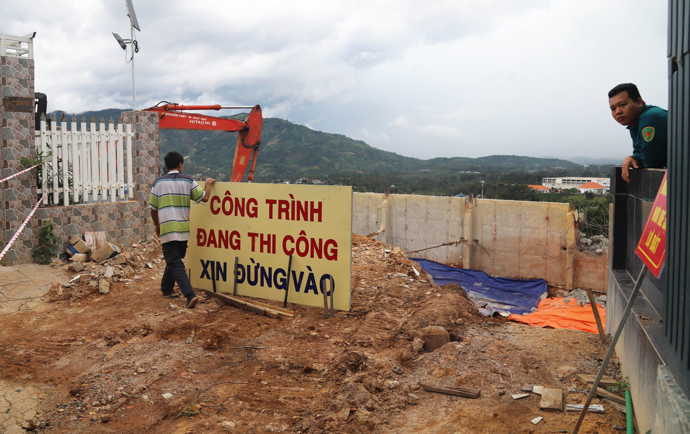 Cắm biển cảnh báo nguy hiểm tại khu vực tháo dỡ kè ta luy Cắm biển cảnh báo nguy hiểm tại khu vực tháo dỡ kè ta luy