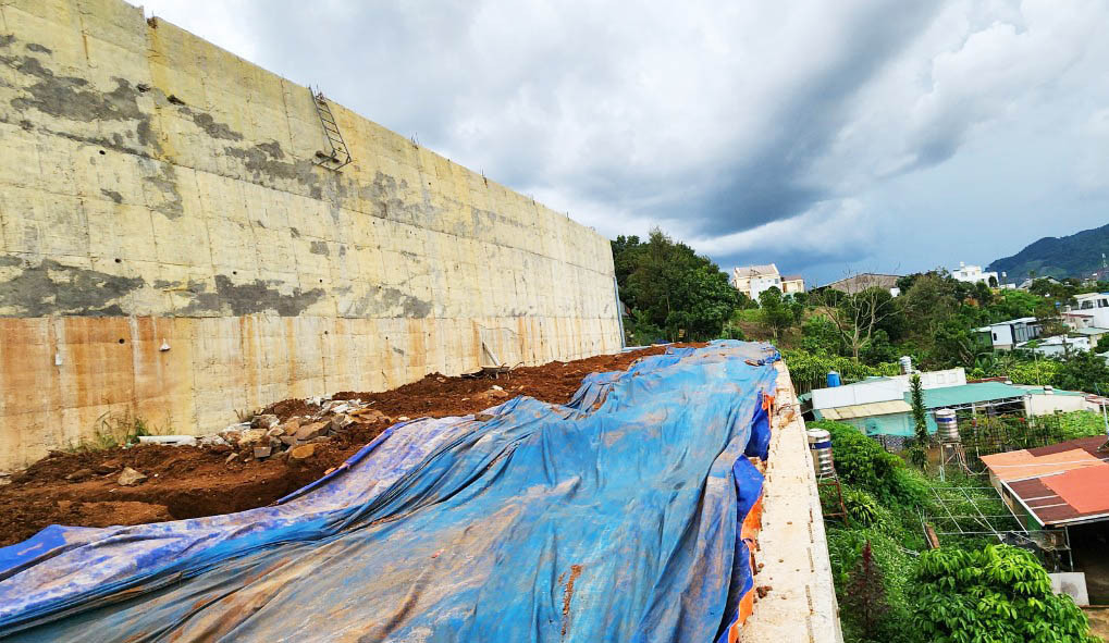 Kè ta luy không phép bằng bê tông cốt thép ở phường Lộc Sơn Kè ta luy không phép bằng bê tông cốt thép ở phường Lộc Sơn