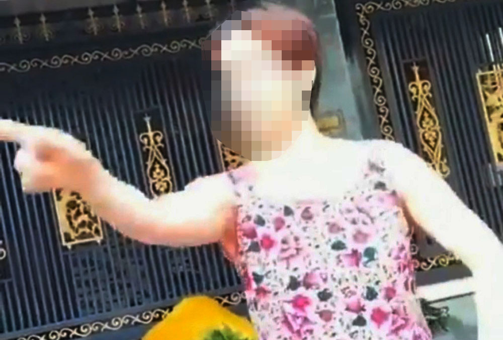 Bà N. chửi bới, xúc phạm nữ lao công Bà N. chửi bới, xúc phạm nữ lao công