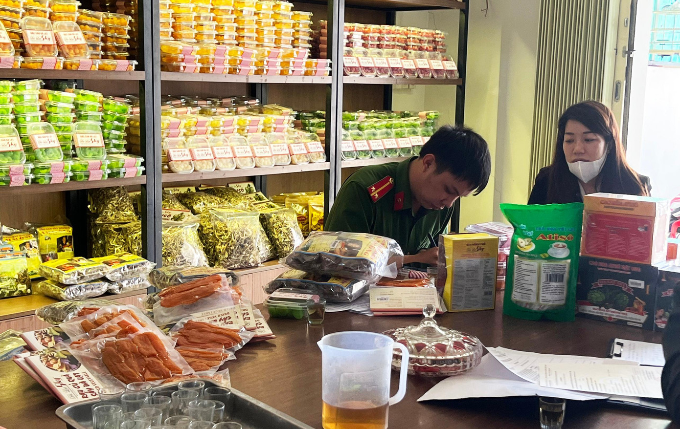 Công an kiểm tra, lập biên bản về các vi phạm tại cơ sở bán hàng đặc sản