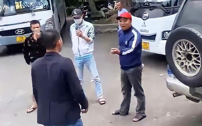 "Cò đặc sản" xung đột với hướng dẫn viên du lịch khi không được lên ô tô tiếp thị bán mứt