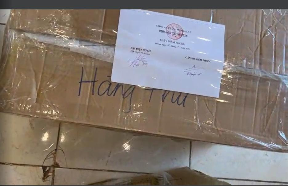 Công an Đà Lạt niêm phong một số hàng hóa không rõ nguồn gốc xuất xứ tại cửa hàng mứt