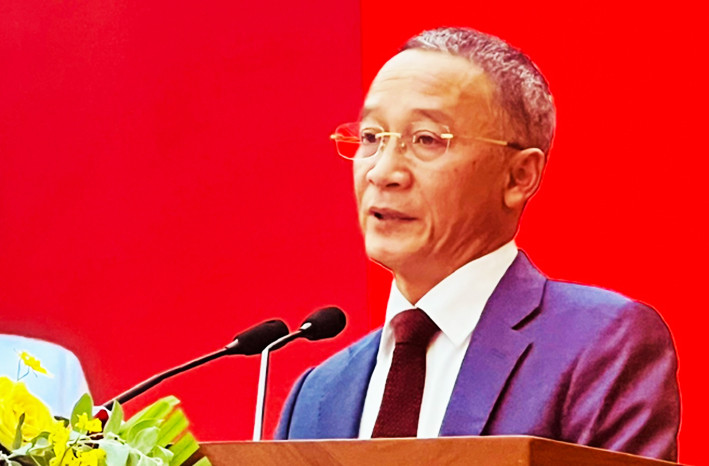 Ông Trần Văn Hiệp phát biểu tại kỳ họp 12 HĐND tỉnh Lâm Đồng khoá X Ông Trần Văn Hiệp phát biểu tại kỳ họp 12 HĐND tỉnh Lâm Đồng khoá X