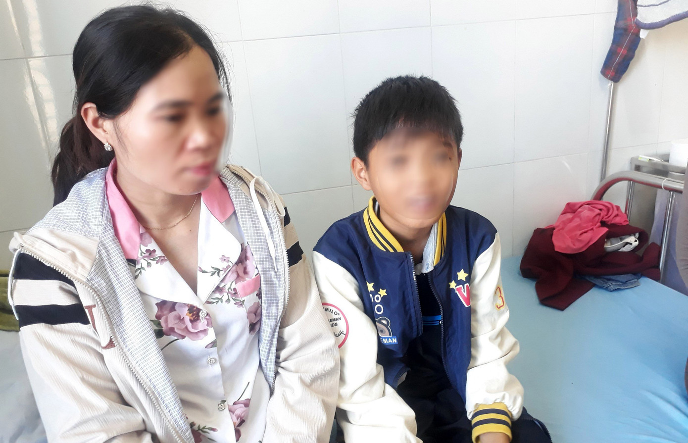 Em H. và người thân tại bệnh viện