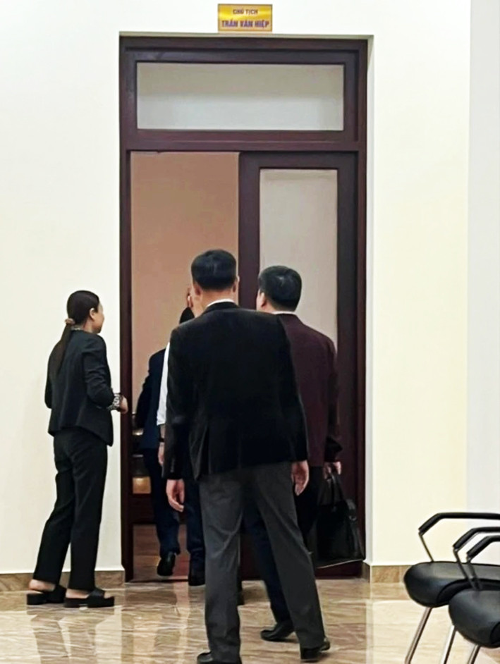 Khám xét phòng làm việc của ông Trần Văn Hiệp Khám xét phòng làm việc của ông Trần Văn Hiệp