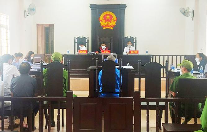 Phiên tòa xét xử nguyên Hiệu trưởng Huỳnh Văn Phụ Phiên tòa xét xử nguyên Hiệu trưởng Huỳnh Văn Phụ