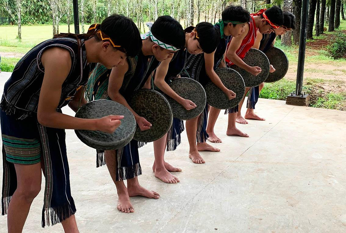 Trai làng đánh chiêng Trai làng đánh chiêng