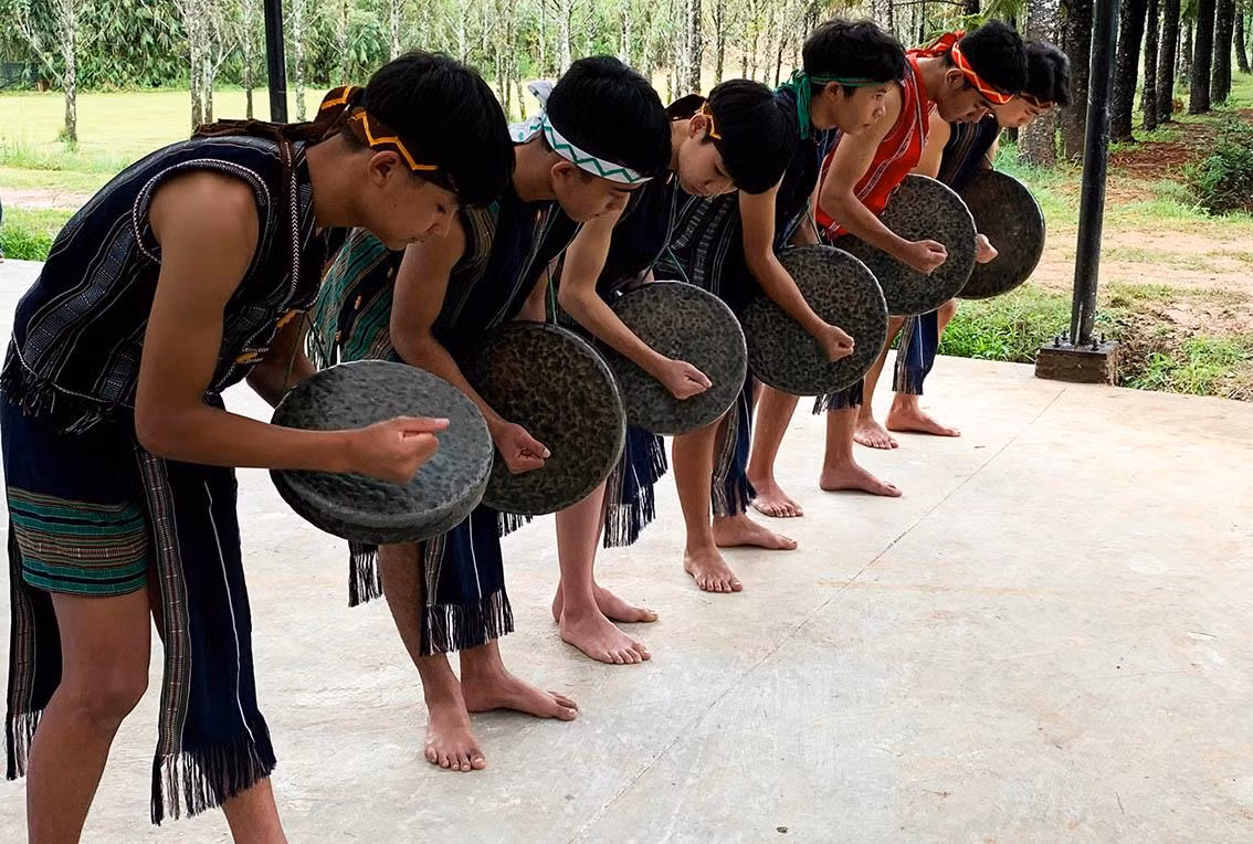 Trai làng đánh chiêng