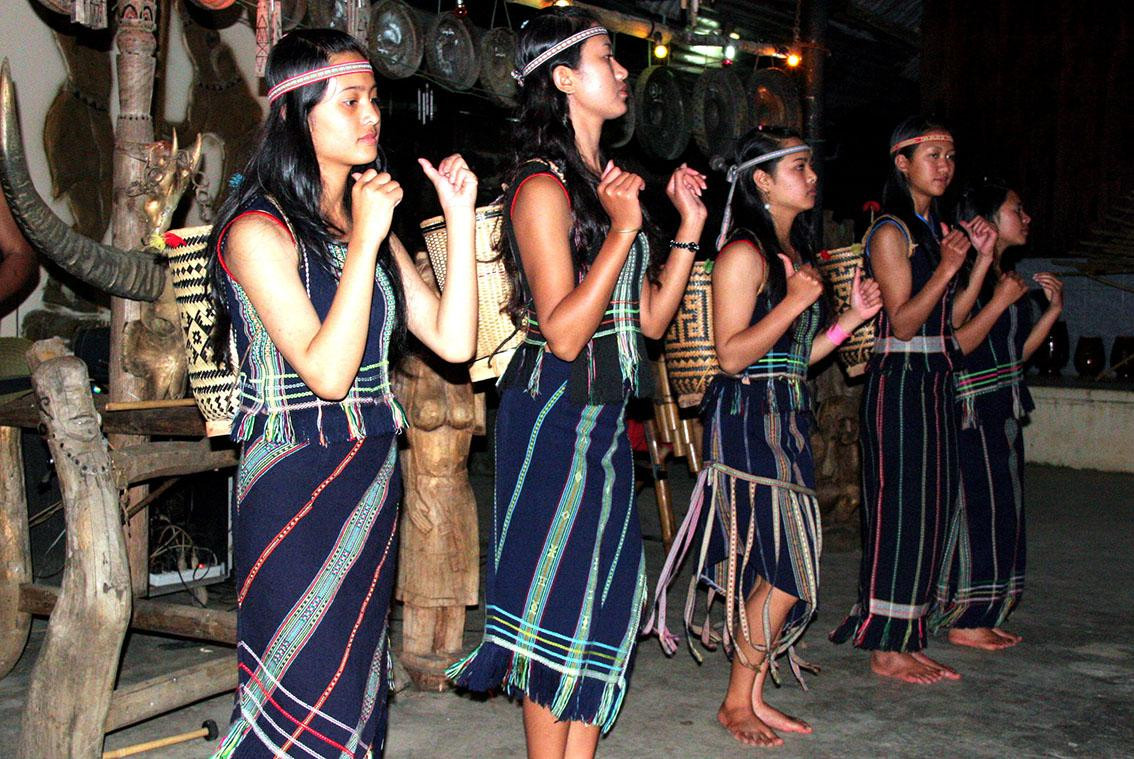 Sơn nữ quyến rũ trong các điệu múa truyền thống Sơn nữ quyến rũ trong các điệu múa truyền thống