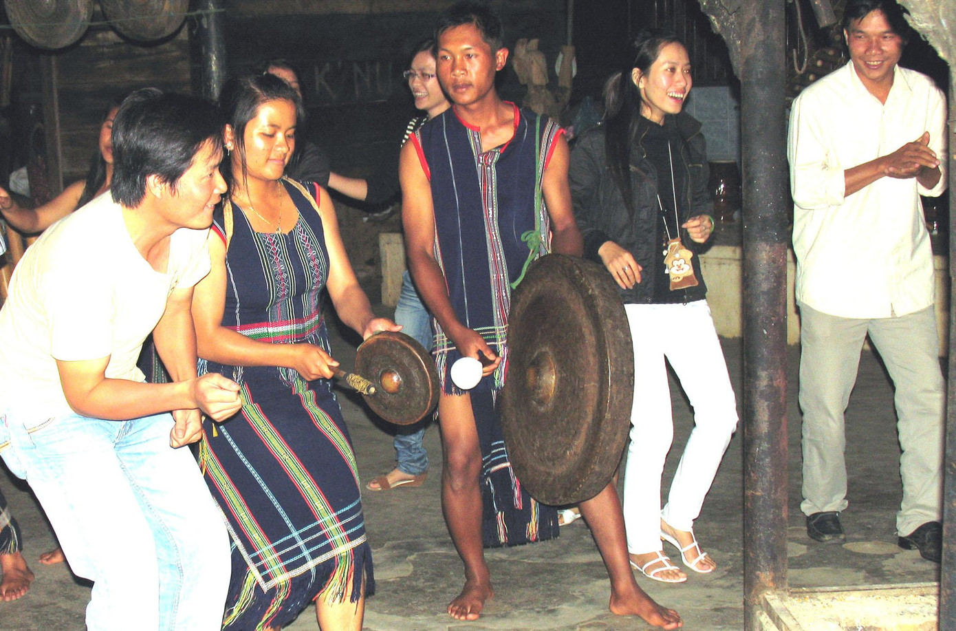 Du khách giao lưu cùng các thành viên trong CLB Du khách giao lưu cùng các thành viên trong CLB