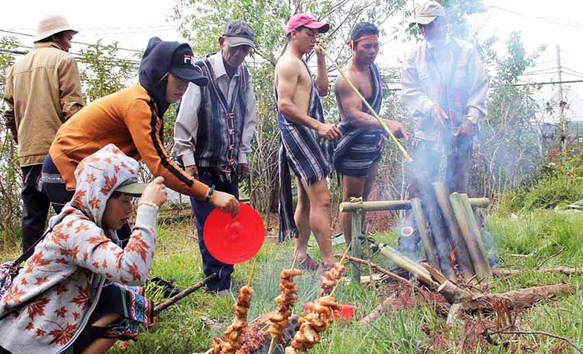 Món cơm lam, thịt nướng nổi tiếng ở Tây Nguyên Món cơm lam, thịt nướng nổi tiếng ở Tây Nguyên