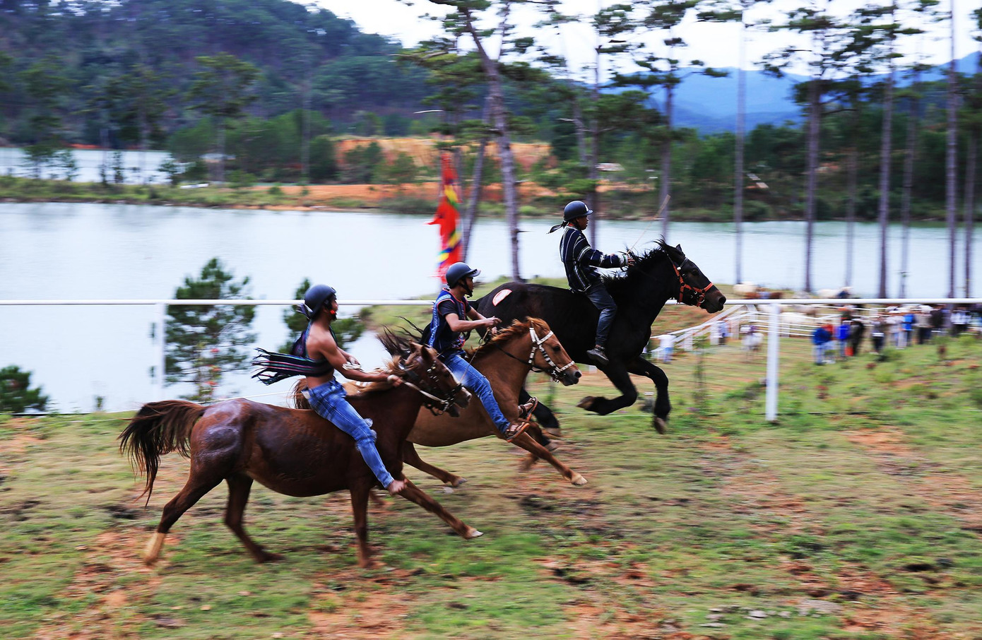 Đua ngựa không yên ven hồ Suối vàng Đua ngựa không yên ven hồ Suối vàng