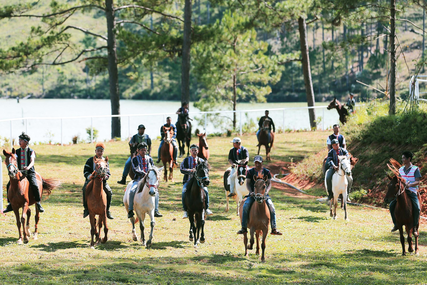 Đoàn kỵ mã tiếp cận trường đua Đoàn kỵ mã tiếp cận trường đua