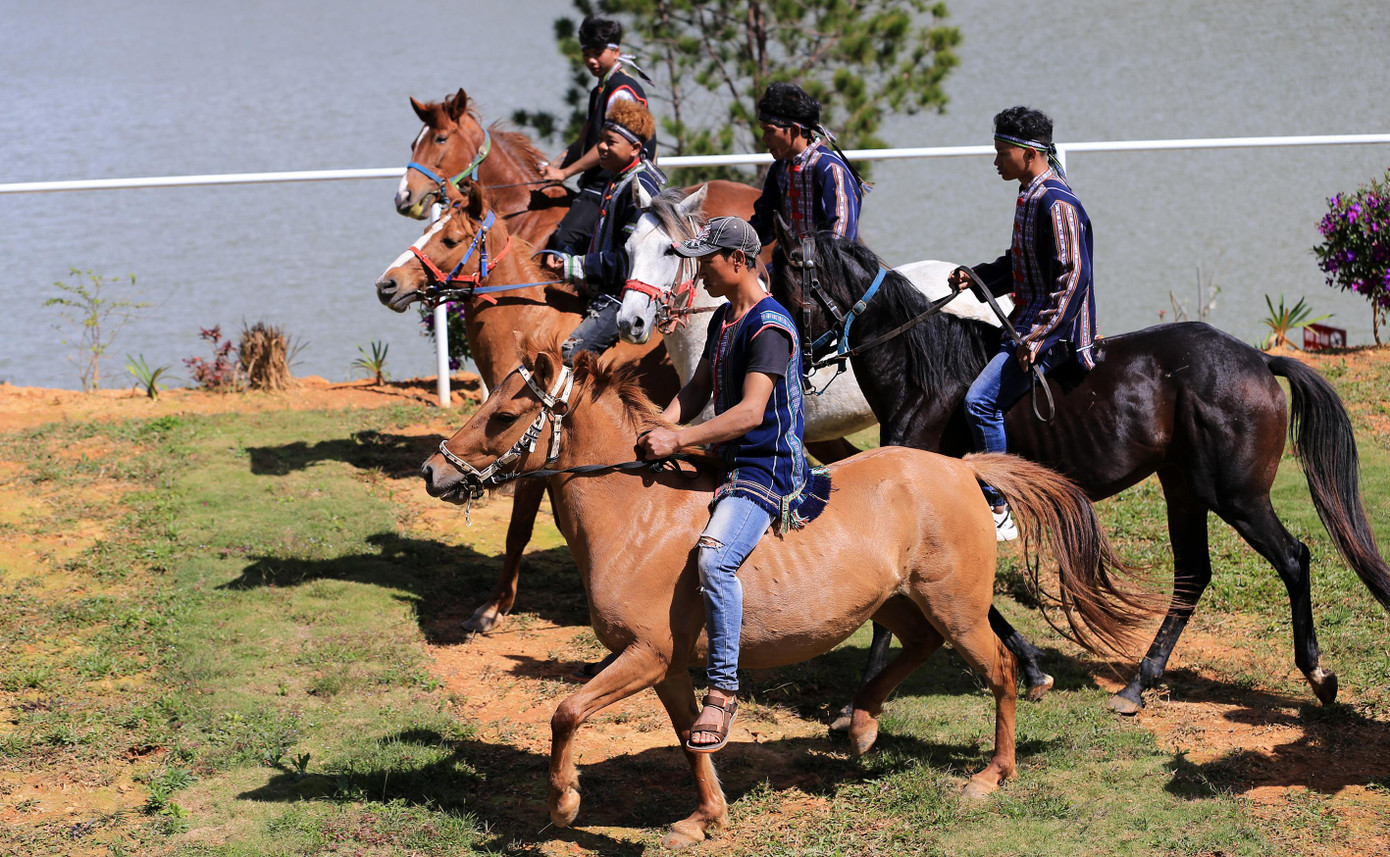 Kỵ mã mặc trang phục truyền thống để tham gia cuộc đua Kỵ mã mặc trang phục truyền thống để tham gia cuộc đua