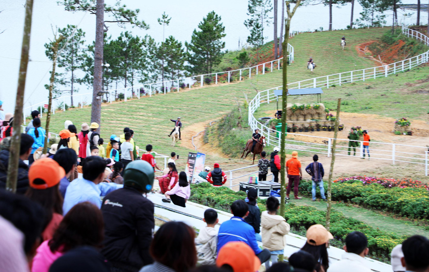 Nhiều khán giả đến dự khán và cổ vũ cuộc đua Nhiều khán giả đến dự khán và cổ vũ cuộc đua