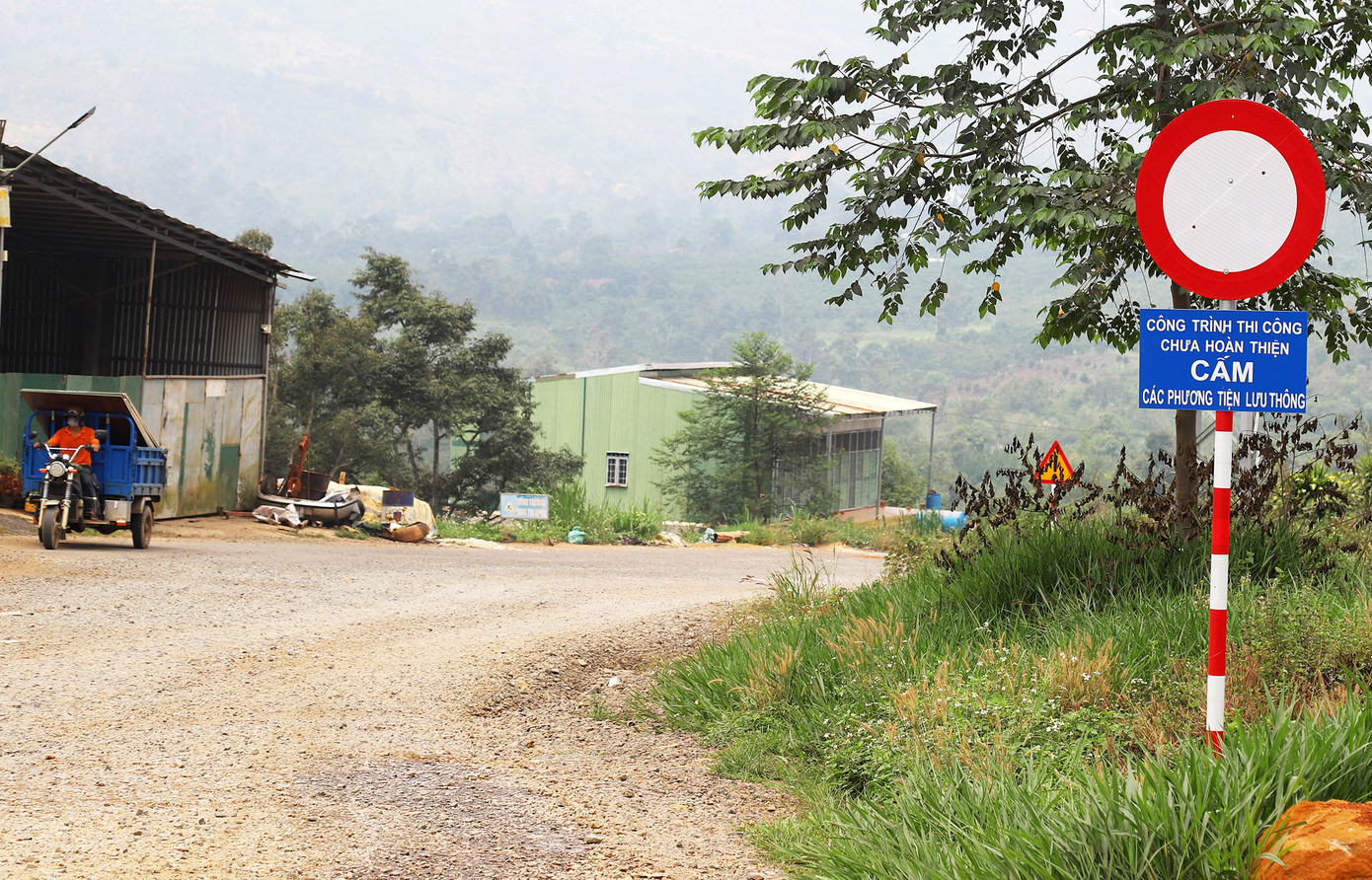 Lắp biển cấm các phương tiện lưu thông trên đường tránh phía Nam TP Bảo Lộc Lắp biển cấm các phương tiện lưu thông trên đường tránh phía Nam TP Bảo Lộc