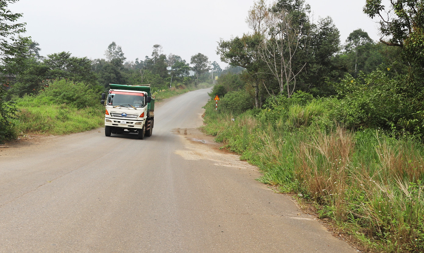 "Ngó lơ" biển cấm, ô tô tải lưu thông trên tuyến đường tránh phía Nam TP Bảo Lộc. "Ngó lơ" biển cấm, ô tô tải lưu thông trên tuyến đường tránh phía Nam TP Bảo Lộc.