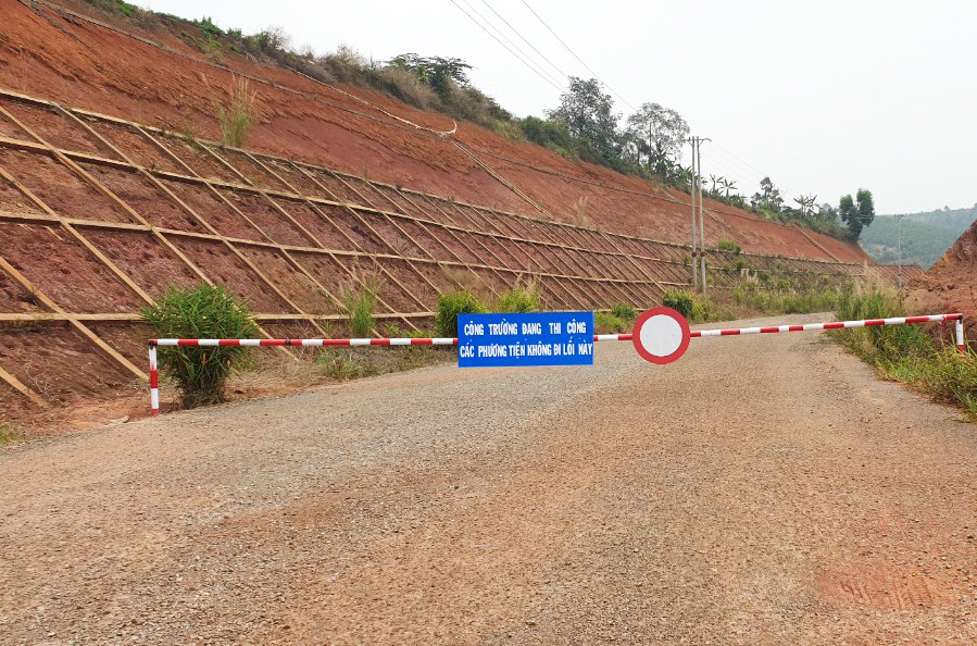 Rào chắn được dựng gần cầu Âu Cơ để cấm các phương tiện vào tuyến đường tránh Rào chắn được dựng gần cầu Âu Cơ để cấm các phương tiện vào tuyến đường tránh