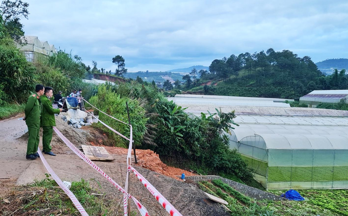 Giăng dây cảnh báo nguy hiểm tại khu vực xảy ra tai nạn Giăng dây cảnh báo nguy hiểm tại khu vực xảy ra tai nạn