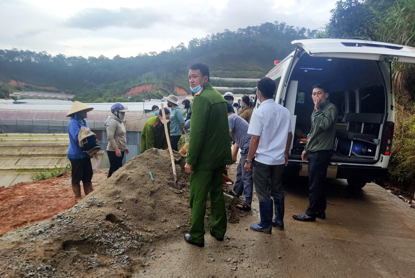 Cứu hộ các nạn nhân Cứu hộ các nạn nhân