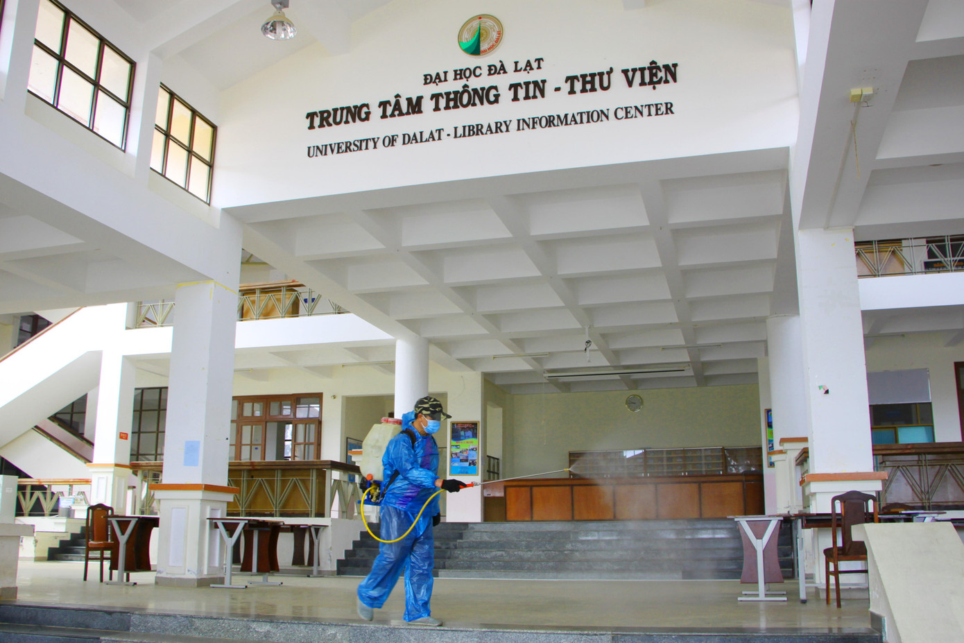 Phun thuốc khử khuẩn trong khuôn viên trường Đại học Đà Lạt