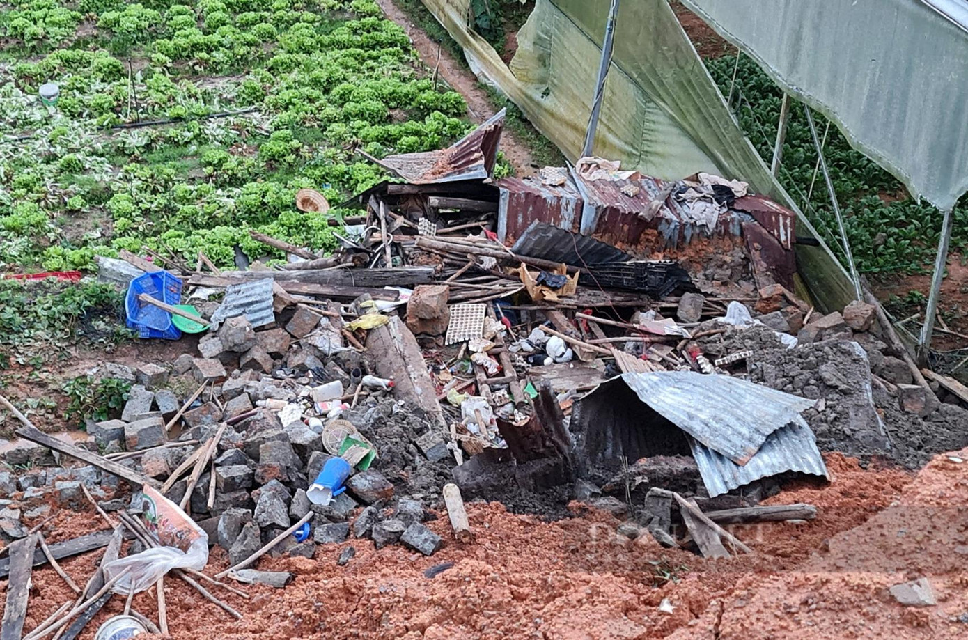 Căn chòi nơi 4 người vào trú mưa, giờ chỉ còn là đống đổ nát Căn chòi nơi 4 người vào trú mưa, giờ chỉ còn là đống đổ nát