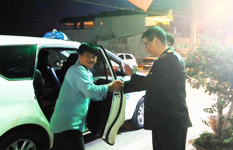 Nam du khách (bên trái) đi lạc trên núi Lang Biang, được tìm thấy và đưa xuống núi an toàn