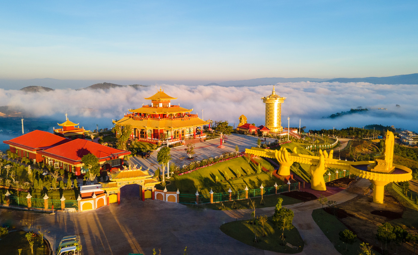 Toàn cảnh không gian văn hóa tâm linh Phật giáo Kim cương thừa ở Lâm Đồng. Toàn cảnh không gian văn hóa tâm linh Phật giáo Kim cương thừa ở Lâm Đồng.