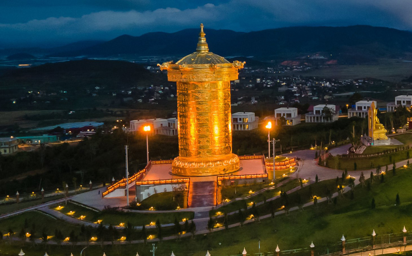 Đại bảo tháp kinh luân lớn nhất thế giới. Đại bảo tháp kinh luân lớn nhất thế giới.