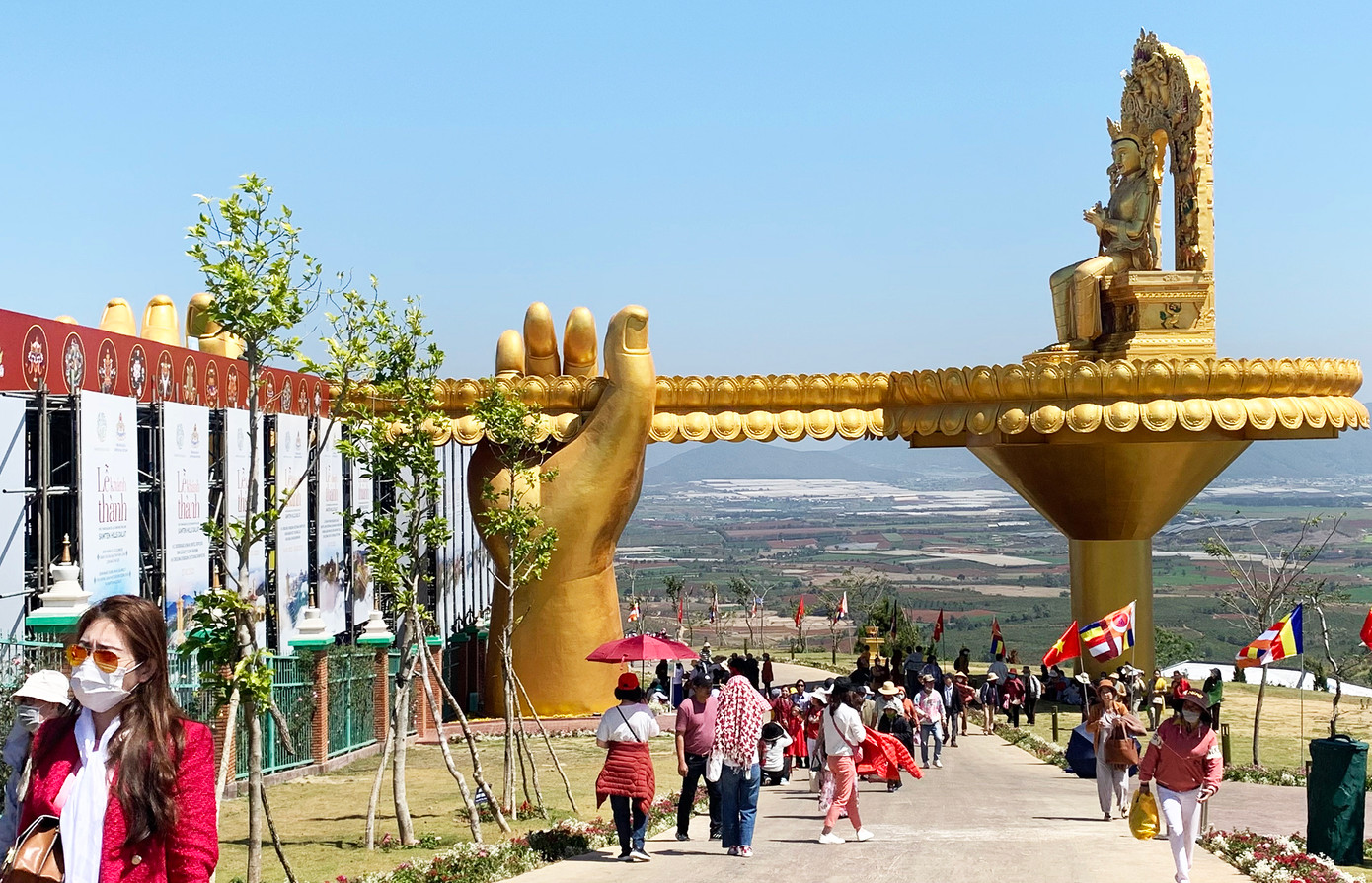 Nhiều người đến viếng Không gian Phật giáo Kim Cương thừa ở huyện Đơn Dương. Nhiều người đến viếng Không gian Phật giáo Kim Cương thừa ở huyện Đơn Dương.