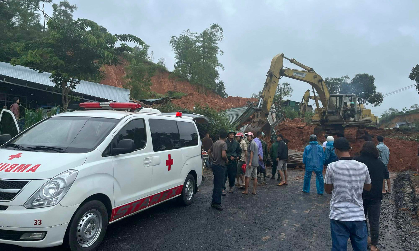 Người bị thương nhanh chóng được đưa đi cấp cứu